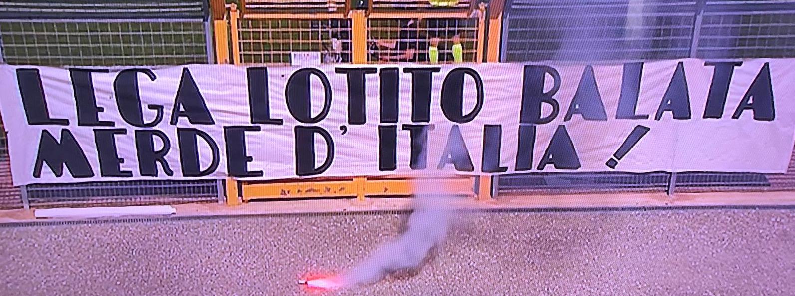 whatsapp-image-2019-05-18-at-15-44-271 La protesta dei tifosi rosa non si ferma. Un nutrito gruppo di ultras della Curva Nord 12 si è recato al “Pasqualino Stadium” di Carini in occasione della partita della Primaveva del Palermo per fare sentire la propria voce contro le ultime decisioni della Lega. La gara, infatti, è in diretta tv su Sportitalia. Tanti i cori intonati dai tifosi, già sentiti al corteo organizzato pochi giorni fa. Zamparini, Balata e la Lega sono stati i più bersagliati. All’inizio del secondo tempo, i tifosi si sono spostati e hanno lanciato anche fumogeni in campo. La partita è stata sospesa per