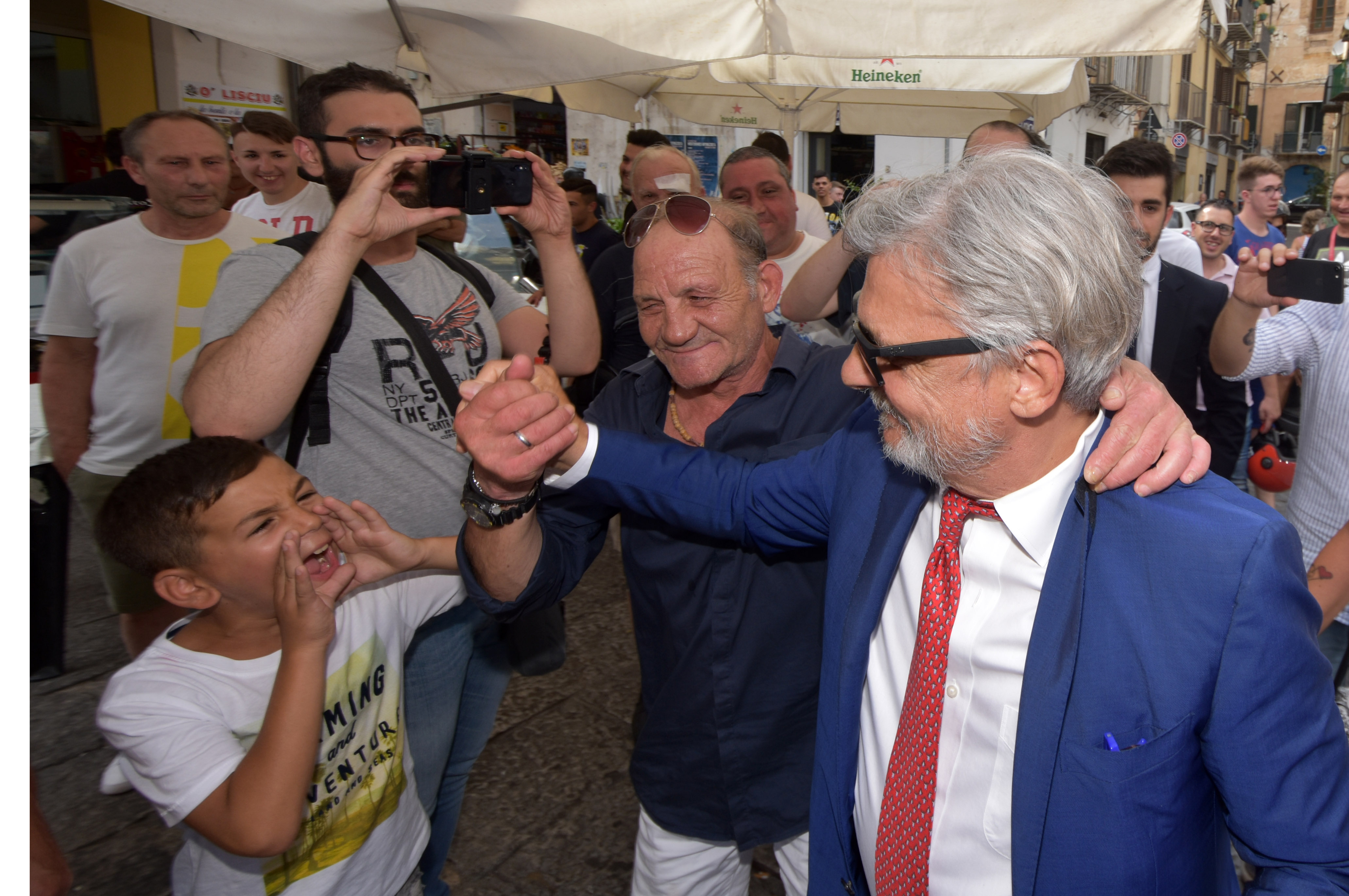 Ferrero Il presidente della Sampdoria, Massimo Ferrero, è sbarcato questa mattina a Palermo annunciando ufficialmente il proprio interesse per i colori rosanero, con la volontà, a prescindere da come si svolgerà la gara relativa al bando per l’acquisizione del club, di fondare il Palermo femminile insieme alla palermitana Pamela Conti. Nel pomeriggio, Ferrero si è recato nel quartiere popolare di Ballarò dove si è intrattenuto con i giornalisti e con alcuni tifosi, non risparmiandosi al singolo confronto e alle foto con i tanti tifosi rosanero. LEGGI ANCHE LE PAROLE DI MASSIMO FERRERO MASSIMO FERRERO È A PALERMO