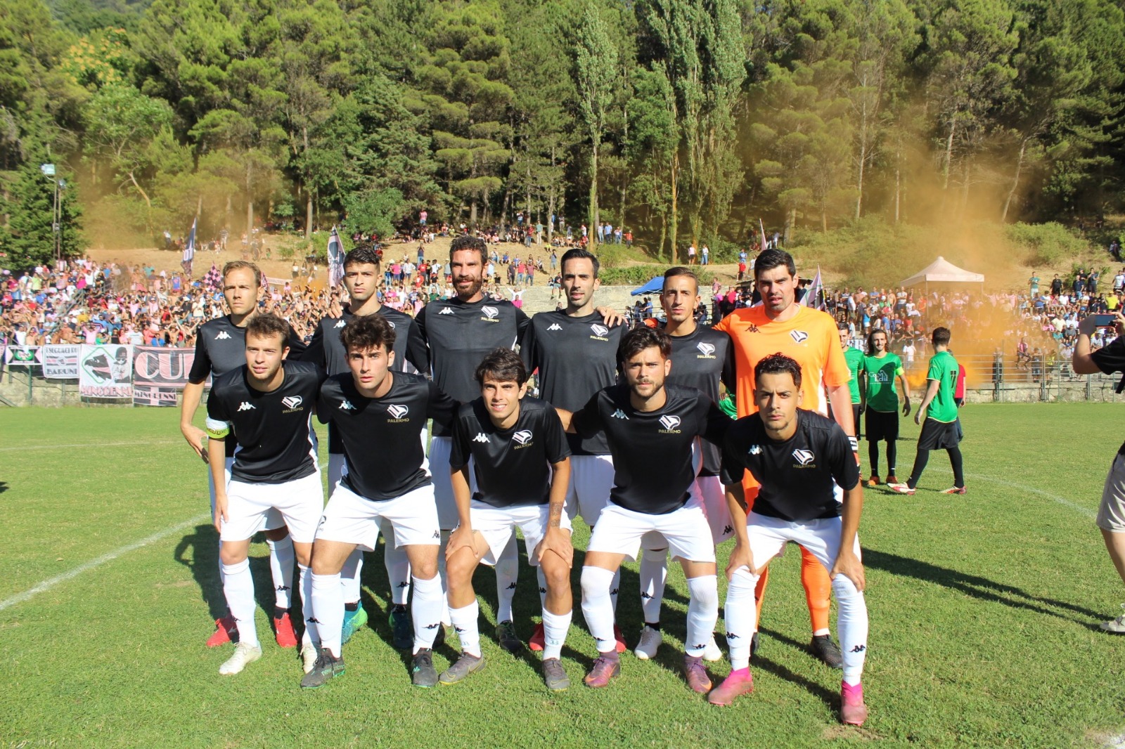 palermo-s-castelbuono Dopo giorni intensi di lavoro, il Palermo rifiaterà. I rosanero infatti dopo l’amichevole vinta per 5-0 contro la Supergiovane Castelbuono svolgerà domenica una seduta di allenamento mattutino prima di un pomeriggio di relax. Ad annunciarlo è lo stesso Pergolizzi dopo la partita: “Domani un solo allenamento la mattina, nel pomeriggio abbiamo mezza giornata di riposo”. Seduta di scarico dunque in mattinata a Petralia, poi un pomeriggio senza allenamento per riposare in vista dei prossimi giorni. LEGGI ANCHE LA CRONACA TESTUALE DELLA PARTITA PERGOLIZZI: “MERCATO? C’É ANCORA QUALCOSA DA FARE” PALERMO – CASTELBUONO: L’ANALISI DI ROBERTO PARISI PALERMO, MARTINELLI “PRIMO” CAPITANO