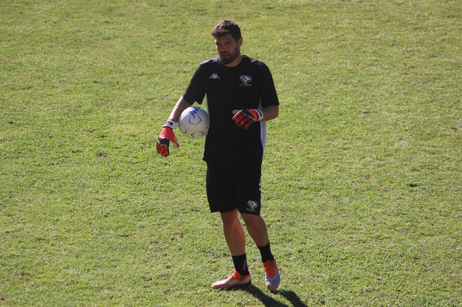 pelagotti La prima formazione ufficiale del nuovo Palermo. I rosanero scendono in campo a Petralia contro la Supergiovane Castelbuono per quella che è di fatto la prima sfida della storia del nuovo club. —-> QUI LA DIRETTA TESTUALE DEL MATCH Ci sarà spazio per tutti nell’arco dei 90 minuti, ma Pergolizzi ha fatto le sue scelte per l’undici iniziale: fuori Santana (che non va neanche in panchina), Martinelli capitano. Ecco la prima formazione titolare del nuovo Palermo, che sfiderà la Supergiovane Castelbuono: PALERMO: 1 Pelagotti; 23 Doda, 4 Accardi, 5 Dellafiore, 27 Vaccaro; 6 Martinelli (cap.), 8 Martin, 33 Langella; 73 Kraja; 10 Rizzo Pinna, 9