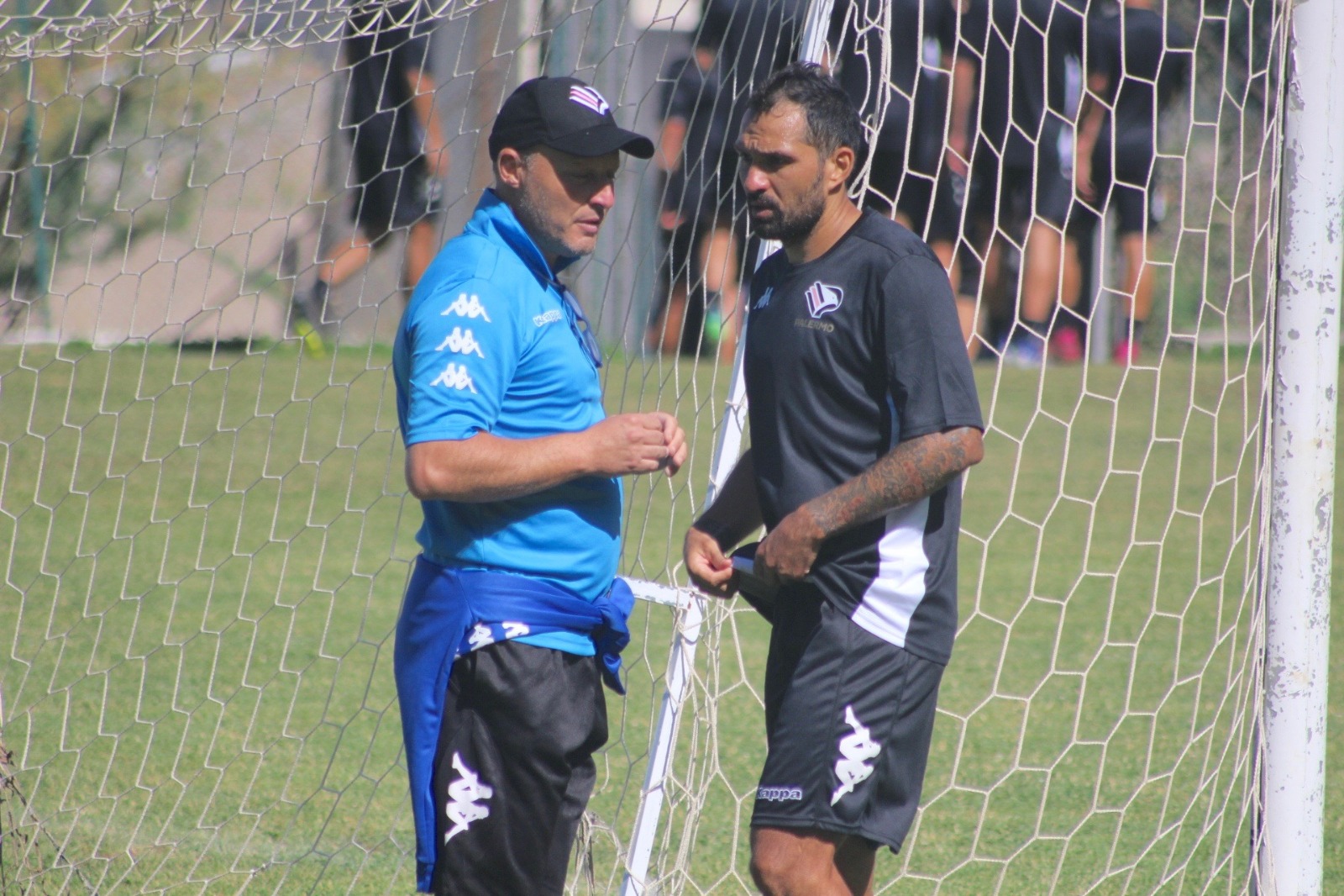 santana-pergolizzi Il grande assente della prima partita del nuovo Palermo: Mario Alberto Santana non ha partecipato alla amichevole contro la Supergiovane Castelbuono (la prima della stagione) costringendo Pergolizzi ad adattare Rizzo Pinna come seconda punta. Ma il motivo della sua assenza è stato presto svelato. LE PRIME INDICAZIONI: RIZZO PINNA SHOW, LANGELLA PROMOSSO Per fortuna per l’argentino non ci sono problemi gravi, ma solo un piccolo inconveniente: Santana infatti è alle prese con delle vesciche nei piedi a seguito dei primi giorni di allenamento. Pergolizzi (che ha accennato in sala stampa alle condizioni del giocatore) ha preferito evitare ulteriori rischi e fatiche e preservarlo