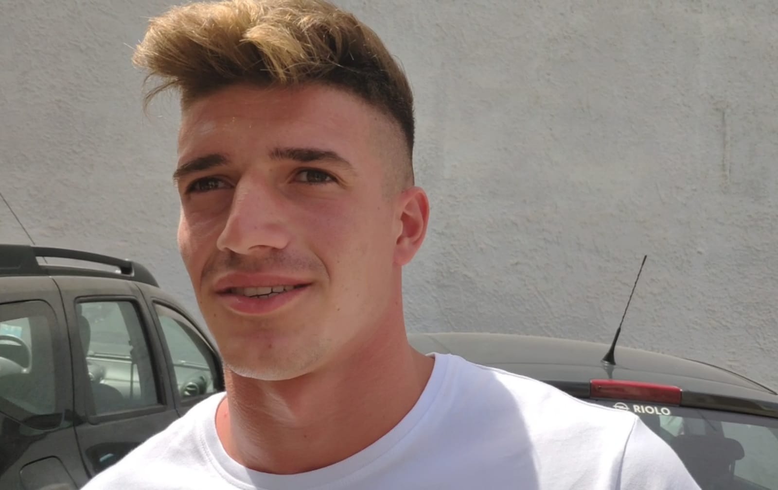 Mendola Con gli arrivi di Mattia Felici e Lorenzo Bechini il Palermo non può più prendere giocatori in prestito. Il regolamento della Lega Nazionale Dilettanti, infatti, indica all’articolo 42 comma 3 che “le società non possono avere in forza, a titolo temporaneo, più di otto calciatori e più di otto calciatrici nella medesima stagione sportiva”. La dirigenza del Palermo ha sfruttato al massimo questa norma per tesserare la maggior parte degli under, arrivando ad avere in rosa otto giocatori in prestito. Si tratta di Luigi Mendola dalla Vibonese, Manuel Peretti dall’Hellas Verona, Mattia Fallani dalla Spal, Erdis Kraja dall’Atalanta, Masimiliano Doda