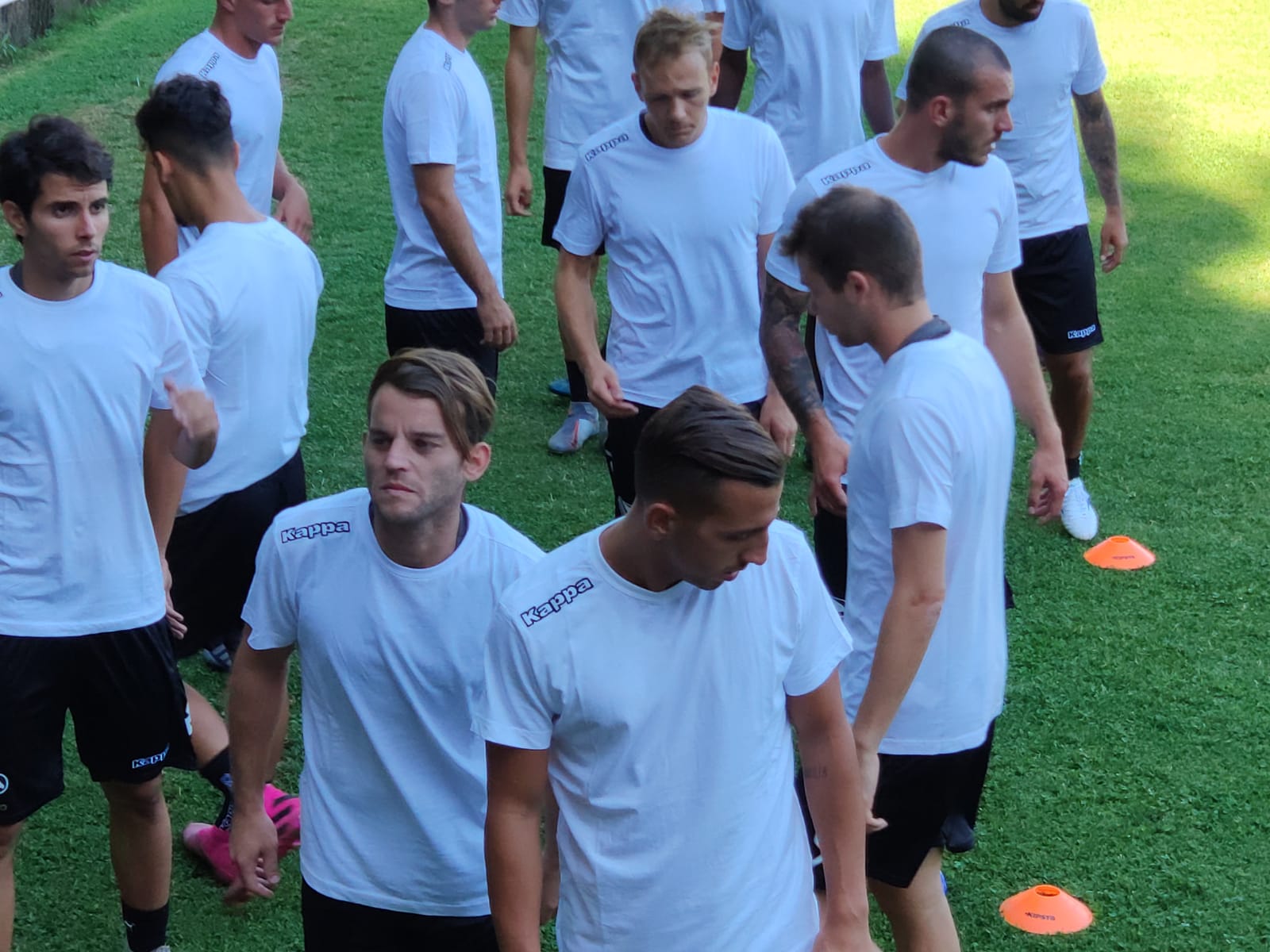 Allenamento Palermo Il Palermo e le nuove maglie. Tutto pronto per il sondaggio che permetterà ai tifosi rosanero di scegliere la prima maglia indossata dalla squadra per il campionato di Serie D, sebbene inizialmente bisognerà ancora attendere per vederla sulle spalle dei giocatori. PALERMO, IN RITIRO ARRIVANO ANCHE JUAN MAURI E FERRANTE I 6 modelli da sottoporre (preparati in collaborazione con lo sponsor tecnico Robe di Kappa) saranno presto presentati e pubblicati sul sito ufficiale del Palermo e potranno essere votati fino al 31 agosto. Il giorno successivo sarà quello dell’annuncio e delle comunicazioni allo sponsor da parte del club. Una volta