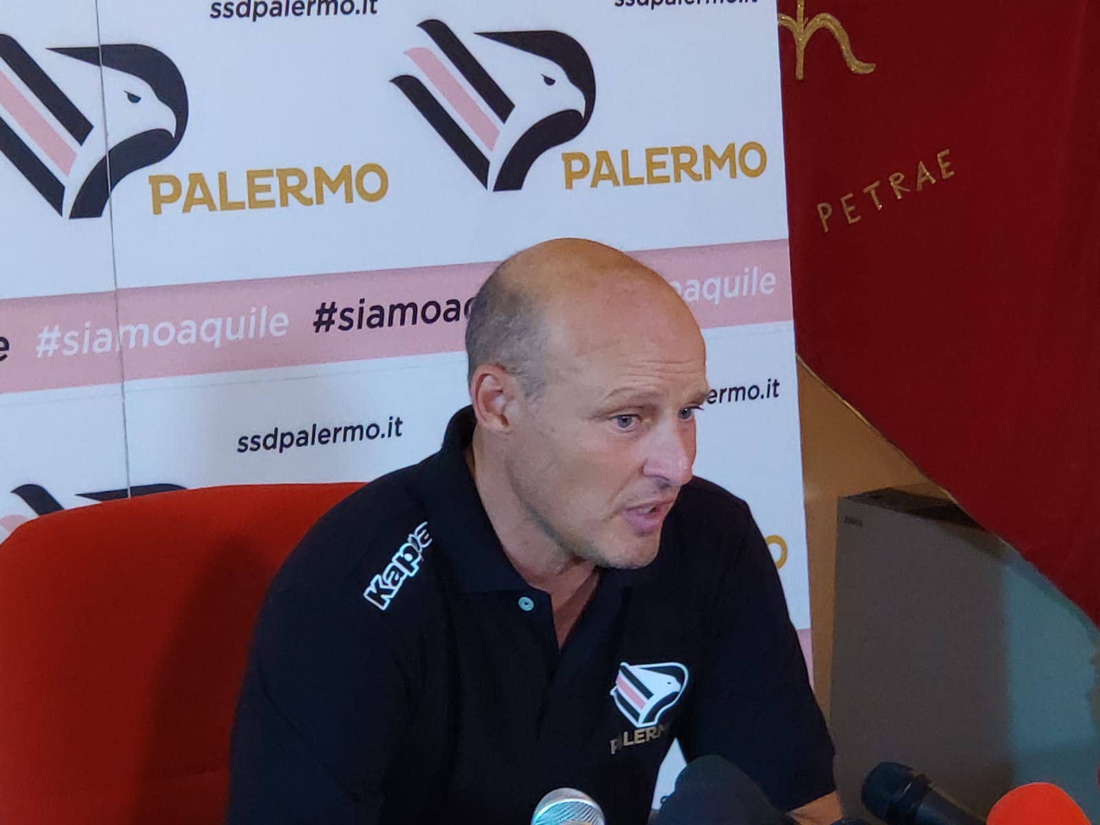 Pergolizzi ORE 13.06 – É terminata la conferenza stampa di Pergolizzi. ORE 13.05 – “Portiere? Bisogna sbagliare il meno possibile, ne arriverà un altro. Prima valuterò Pelagotti, poi potrei far giocare anche Fallani. L’importante è non sbagliare. Il giovane, se cresce, potrebbe dare una mano per quanto riguarda la regola degli under“. ORE 13.03 – “Sappiamo che il Palermo deve giocare per vincere ma è difficile, la categoria è dura. Le squadre sono organizzate. Ci occorrerà più tempo per vincere. Ieri è stata una goduria allenarsi con quei tifosi. Ti dà carica e responsabilità”. ORE 13.01 – “Capitano? Lo decido io, insieme alla squadra.