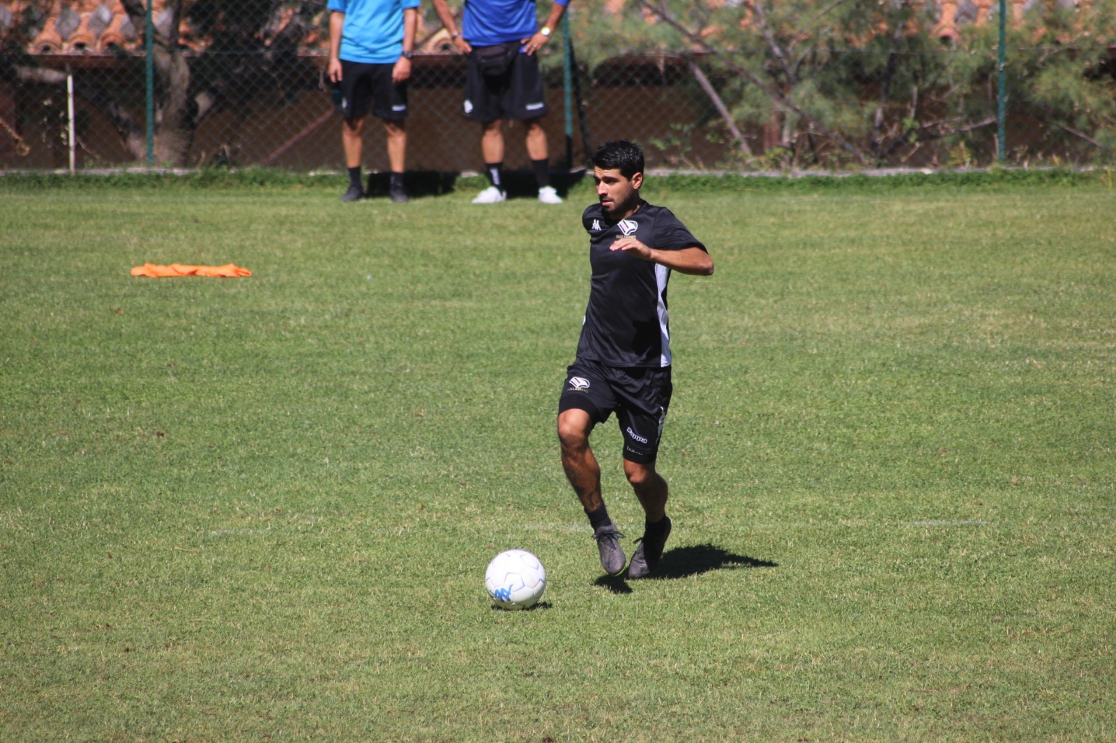 Juan Mauri Tra i tanti volti nuovi del Palermo c’è anche quello del centrocampista Juan Mauri, fratello del più noto Josè Mauri, con un passato al Milan, all’Akragas e nell’ultima stagione alla Lucchese in Serie C. L’argentino è protagonista di un’intervista rilasciata a Fabrizio Vitale per la Gazzetta dello Sport, in cui racconta come è avvenuto il suo passaggio al Palermo. PALERMO, OGGI UDIENZA PER L’ISTANZA DI FALLIMENTO. ZAMPARINI E ARKUS NEI GUAI “Ero in Argentina, in vacanza. Stavo ancora cercando di capire dove continuare, avevo 4-5 richieste importanti dalla C. Una domenica, il mio procuratore mi ha chiamato dicendomi di avere