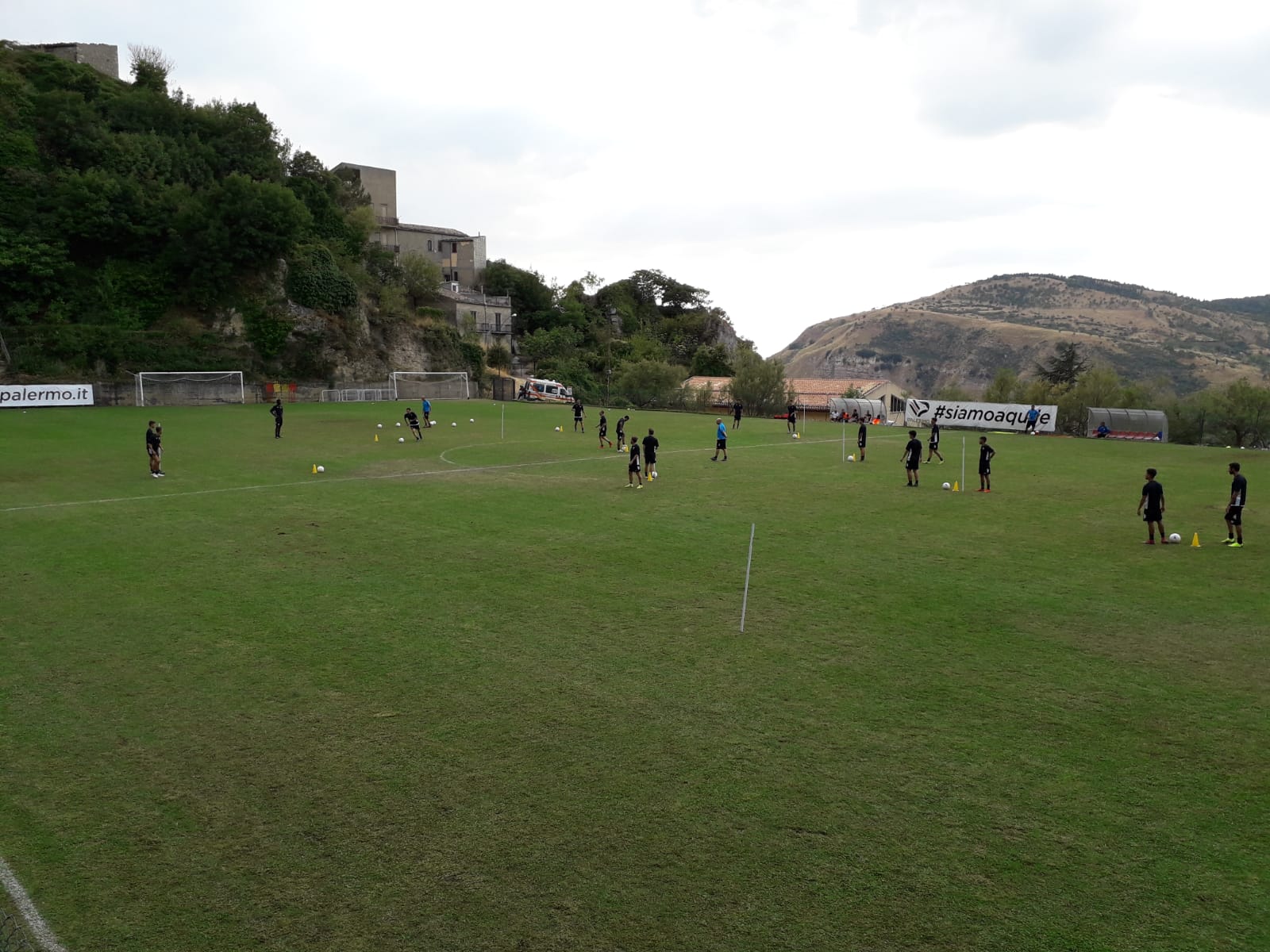 whatsapp-image-2019-08-19-at-17-36-21 Altra seduta tattica nell’ottava giornata del ritiro a Petralia Sottana per il Palermo. I rosanero, agli ordini di Rosario Pergolizzi, si sono concentrati sul modulo di gioco, il 4-3-1-2, con delle esercitazioni specifiche. Davanti a una cinquantina di tifosi, si sono viste delle prove di modulo con i giocatori schierati in campo. Bene Pelagotti, che si è reso protagonista di alcune buone parate durante l’esercitazione. Lavorano ancora a parte Luigi Mendola e Raimondo Lucera. ORE 17.55 – Finisce l’esercitazione. Iniziano le “navette” e i giri di campo. ORE 17.38 – Una cinquantina di persone presenti al campo stanno ammirando un