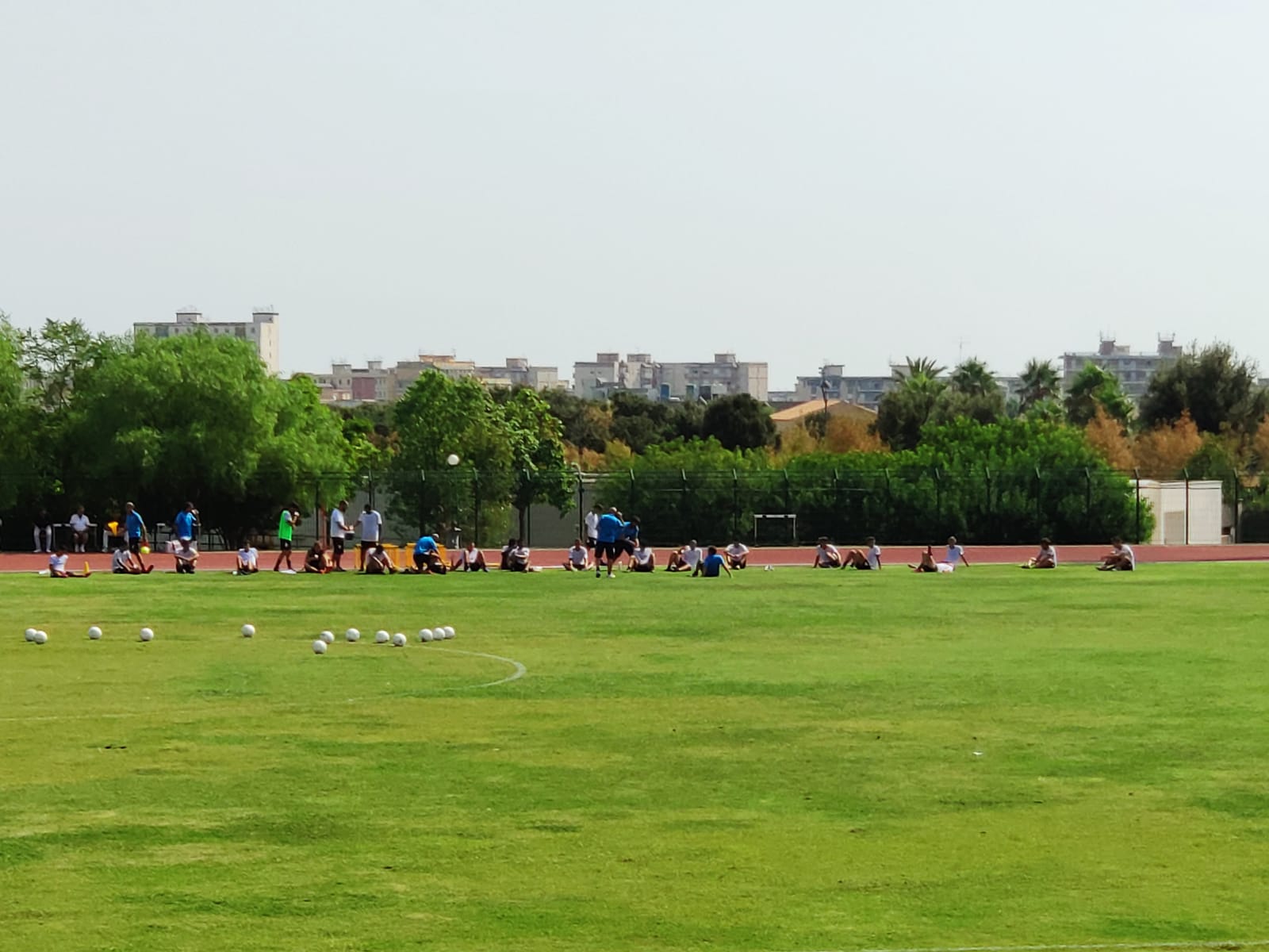 Palermo Cus Il Palermo torna a casa. Dopo 12 giorni di ritiro a Petralia Sottana, per i rosa è stato il momento del primo allenamento nella nuova casa del Centro Universitario Sportivo. Sarà questo, infatti, il campo in cui si alleneranno i rosanero almeno fino al 31 agosto e in attesa che venga definita la questione Boccadifalco con la vecchia società. IL PALERMO SI ALLENA AL CUS / VIDEO I rosa si sono ritrovati intorno alle 9 per una seduta mattutina sotto gli occhi di circa 20 tifosi accorsi al campo di allenamento. C’era anche Roberto Crivello, che ha svolto il suo primo allenamento