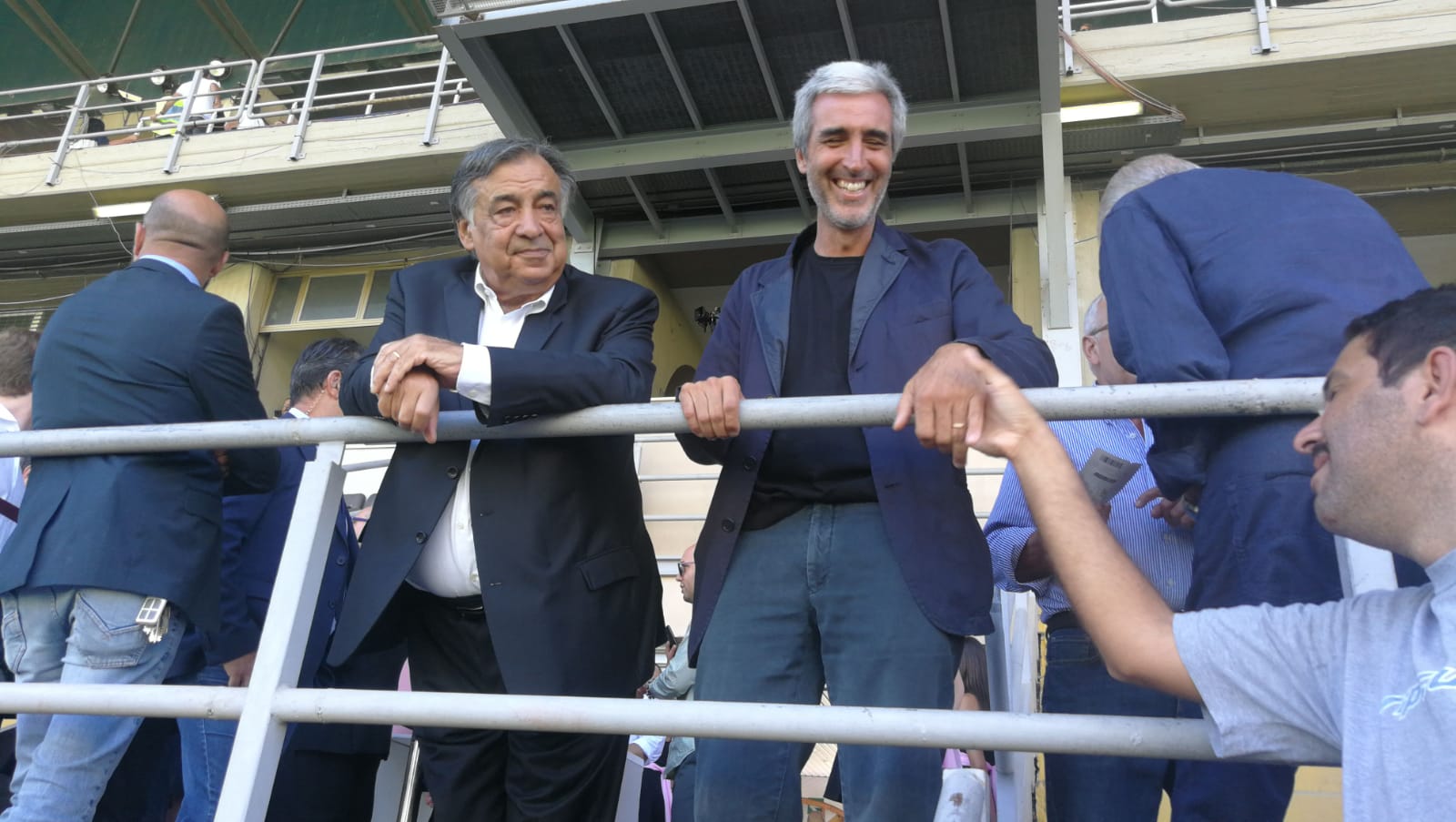 orlando mirri Parla Dario Mirri. Il presidente del Palermo è stato il protagonista di una lunga intervista con Carlo Brandaleone per il Giornale di Sicilia e ha fatto un bilancio dei primi mesi alla guida del club rosa, approfondendo anche il tema stadio e quello dell’azionariato popolare. “Dobbiamo assolutamente vincere il campionato – afferma – . Non abbiamo alternative, non possiamo fare due anni di Serie D. Spero di poter portare presto la squadra in B. Poi se non avrò la possibilità per programmare la promozione in A proverò a cederla a chi ne avrà i mezzi. Il Palermo deve stare stabilmente