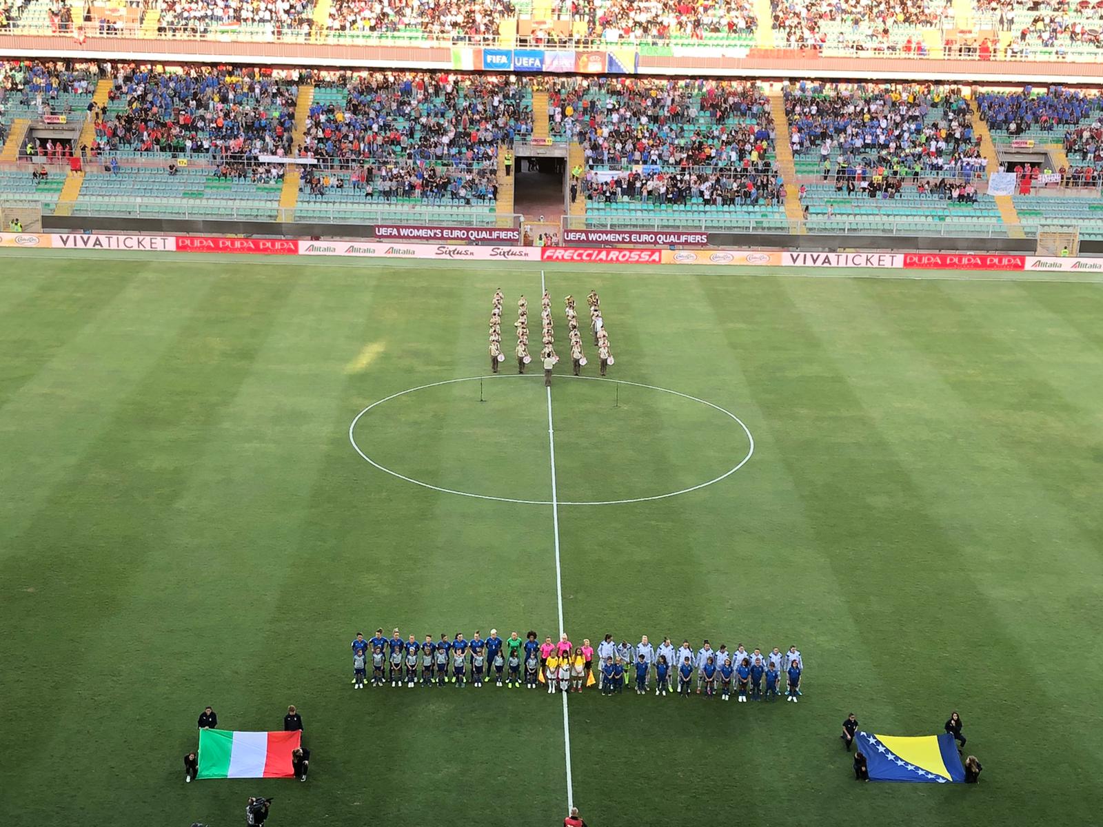 whatsapp-image-2019-10-08-at-17-25-04 La risposta del pubblico palermitano per la nazionale femminile. Al RenzoBarbera” sono stati 5100 gli spettatori che hanno assistito al match tra Italia e Bosnia per le qualificazioni agli europei 2021. Presenti tante famiglie, ragazzi e varie scolaresche. In tribuna autorità, presenti anche tutte le ragazze della Ludos Palermo, che presto prenderanno il titolo sportivo della SSD Palermo. –> QUI LA DIRETTA LIVE LEGGI ANCHE: BERTOLINI: GRAZIE PALERMO