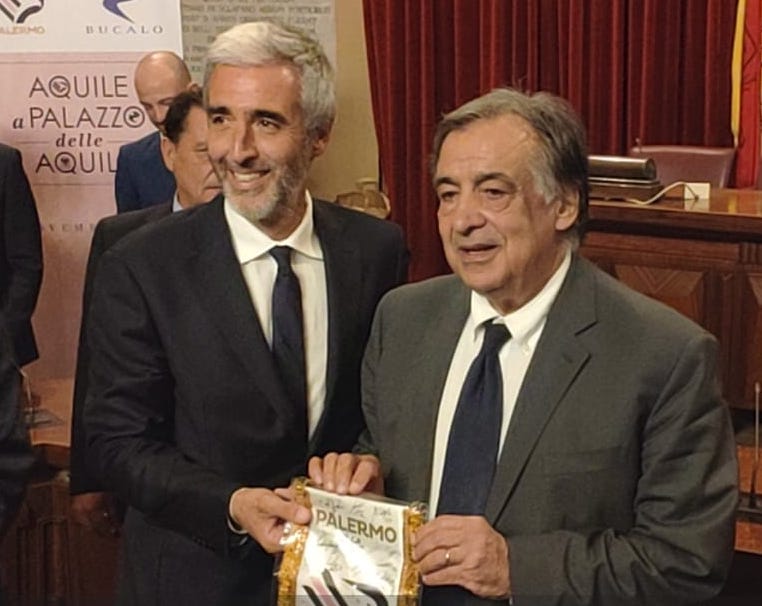 Orlando Mirri In occasione della presentazione della squadra a Palazzo delle Aquile il sindaco di Palermo, Leoluca Orlando, ha parlato della situazione riguardante lo stadio, indicando nella concessione di un diritto di superficie la soluzione da portare avanti per il futuro, oltre agli sviluppi su centro sportivo e azionariato popolare. “Penso che per lo sviluppo della società sportiva sia ideale una concessione del diritto di superficie – afferma – . È la soluzione migliore, permetterebbe l’esistenza di una casa rosanero a Palermo. In una prossima Giunta adotteremo un delibato che poi sarà sottoposto al Consiglio Comunale”. E Mirri in tal senso sottolinea: “Che sia diritto