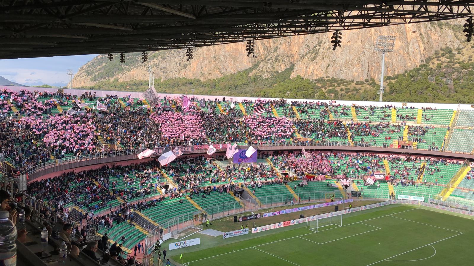 Tifosi Palermo Ancora una buona risposta di pubblico Renzo Barbera per Palermo – Savoia: allo stadio è di 17.049 il dato degli spettatori paganti (di cui oltre un centinaio di tifosi del Savoia in arrivo dalla Campania ed entrati circa mezz’ora dopo il fischio d’inizio). Il primato stagionale di spettatori paganti al Barbera resta alla sfida fra Palermo e Licata, 19.726 paganti (di cui circa 1500 provenienti da Licata). LEGGI ANCHE LA CRONACA DEL MATCH SERIE D, GIRONE I: I RISULTATI DELL’11a GIORNATA IL “PALLONE” DEL BARBERA DIVENTA PALAZZETTO