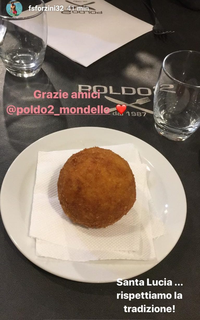 sforzini Arancina Le tradizioni vanno rispettate, anche a Palermo e soprattutto a Santa Lucia. A quanto pare lo sa anche Nando Sforzini, che dopo un’altra giornata di lavoro sul campo in vista del recupero dall’infortunio, ha deciso di mangiarsi una bella arancina a Mondello: LEGGI ANCHE BONUCCI REGALA UNA MAGLIA DELLA JUVE A LANCINI PERGOLIZZI: “MERCATO? LA SOCIETA’ SA COSA FARE” LANCINI E LUCERA INAUGURANO CALCIANDO IN RETE / VIDEO SPUNTA LA GIGANTOGRAFIA DI SANTANA AL BARBERA