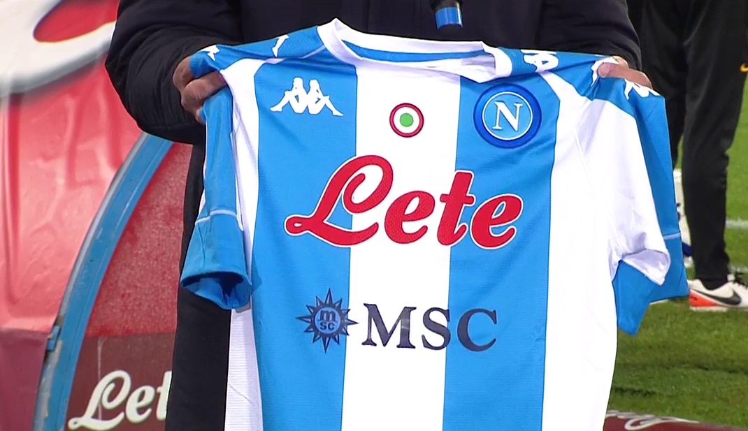 Napoli, omaggio senza fine a Maradona: in campo con la maglia speciale /  FOTO