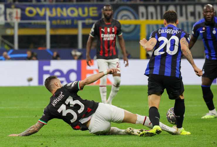 Krunic in scivolata su Calhanoglu nel derby contro l'Inter - foto ANSA - StadioNews.it