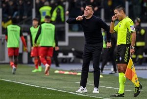 Roberto D'Aversa incita i suoi calciatori in campo - foto ANSA - StadioNews.it