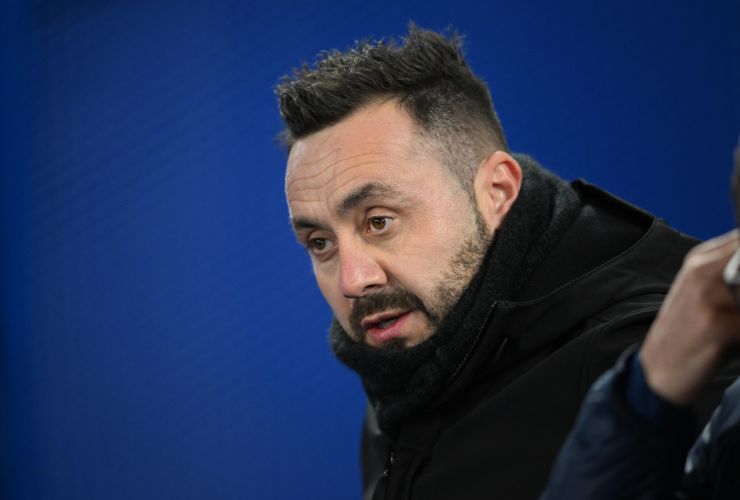 Roberto De Zerbi assiste dalla panchina alla partita dei suoi calciatori - foto ANSA - StadioNews.it