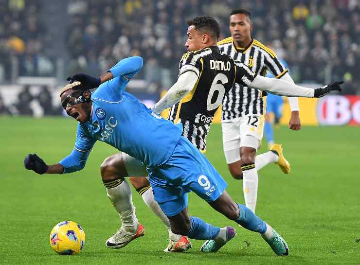 Victor Osimhen fermato da un fallo dal difensore brasiliano Danilo - foto ANSA - StadioNews.it