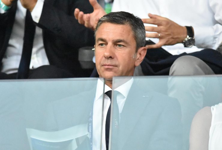 Alessandro Costacurta sugli spalti che assiste ad una partita - foto ANSA - StadioNews.it