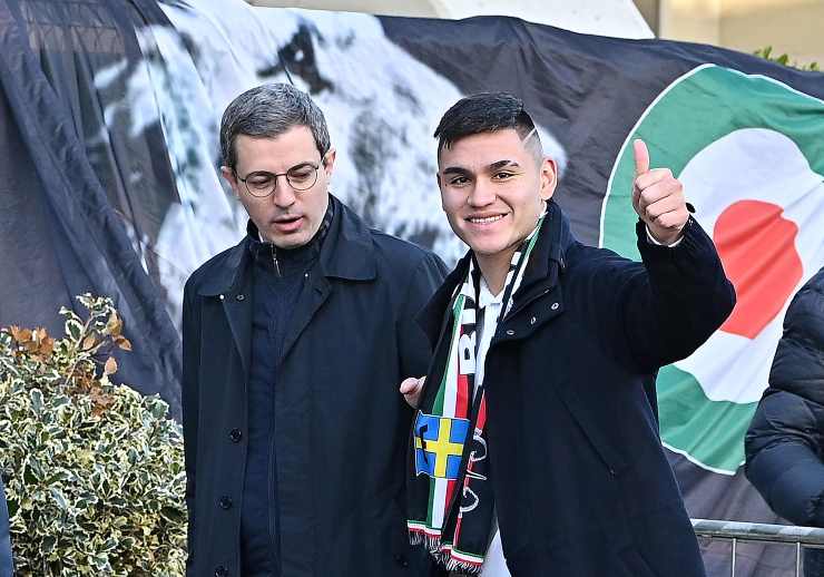 Carlos Alcaraz approda a Torino e indossa la sciarpa della Juventus - foto ANSA - StadioNews.it