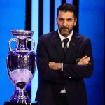 Gianluigi Buffon con le braccia incrociate durante i sorteggi - foto ANSA - StadioNews.it