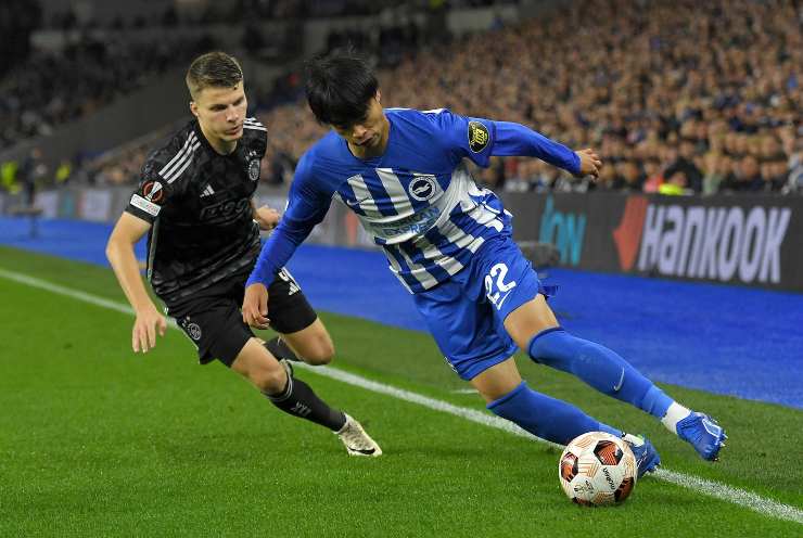 Kaoru Mitoma in azione con la maglia del Brighton in Premier League - foto ANSA - StadioNews.it