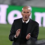 Zinedine Zidane dalla panchina dà la carica ai suoi calciatori - foto ANSA - StadioNews.it