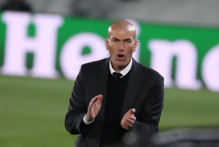Zinedine Zidane dalla panchina dà la carica ai suoi calciatori - foto ANSA - StadioNews.it