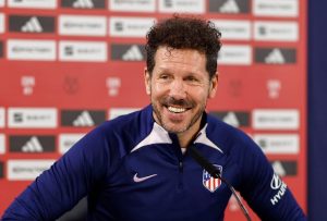 Diego Simeone se la ride durante la conferenza stampa - foto ANSA - StadioNews.it
