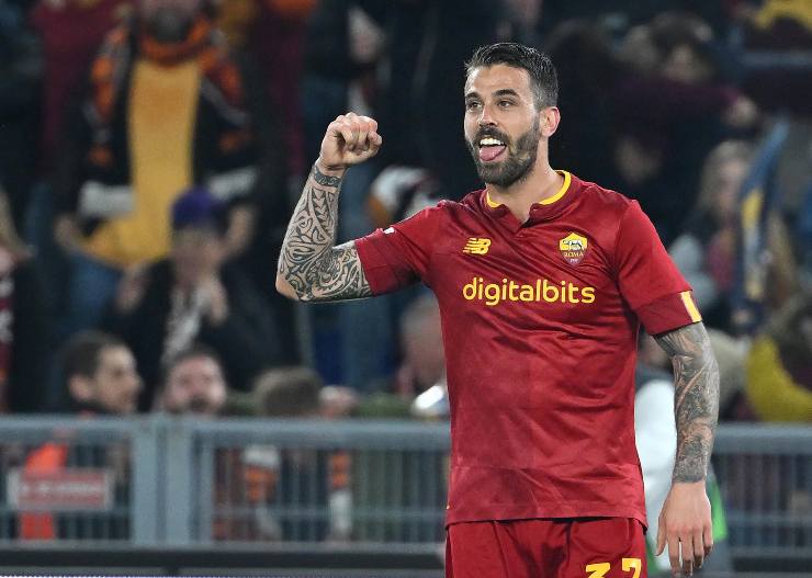 Leonardo Spinazzola esulta durante una partita con la sua Roma - foto ANSA - StadioNews.it