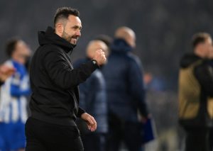 Roberto De Zerbi esulta dopo la vittoria col suo Brighton - foto ANSA - StadioNews.it