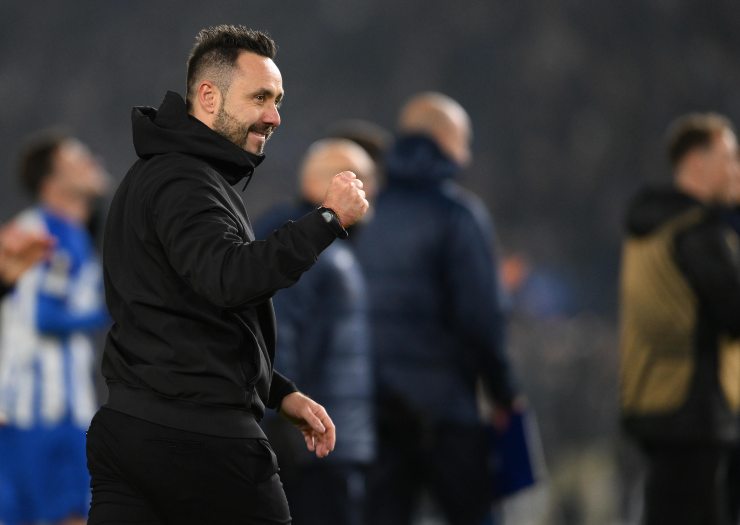 Roberto De Zerbi esulta dopo la vittoria col suo Brighton - foto ANSA - StadioNews.it
