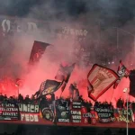 Monopoli – Foggia, scene di follia: ultras rossoneri in campo, due arresti