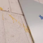 Uova e striscioni contro la FIGC: “Gravina dimettiti”. La protesta dei tifosi