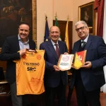 Athletic Palermo, consegna al presidente Schifani la maglia della Viareggio Cup