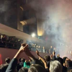 “Non è ancora finita”: la carica dei tifosi al Palermo davanti l’hotel / FOTO – VIDEO